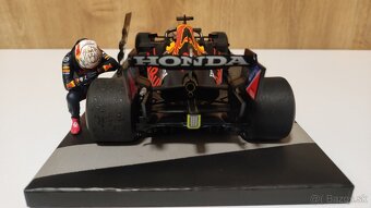 Max Verstappen 1:18 s figurkou - prvy titul Abu Dhabi 2021 - 20