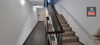 VEĽKÝ 2 izb. BYT, loggia + PARKOVACIE STÁTIE - 5,5 ročná NOV - 20