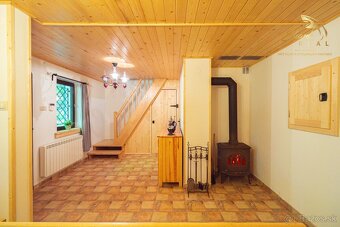 REZERVOVANÉ Čarovná chata uprostred prírody s tečúcim poto - 20