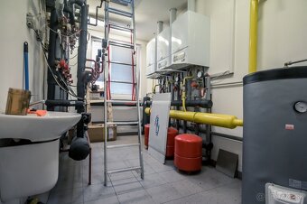 Reprezentatívna polyfunkčná budova so skladom a parkovaním v - 20