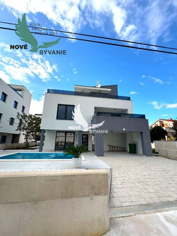 Luxusná novostavba vila s bazénom blízko mora a výhľadom na  - 20