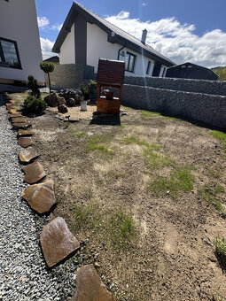 Skolaudovaná novostavba, nová terasa, nový plot nová skalka - 20