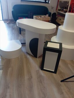 Drevené rekvizity, paravany a pódia.
 - 20