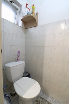 Príjemný rodinný dom v dobrej lokalite s veľkým dvorom - 20