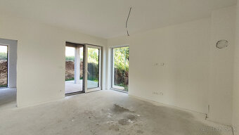 4 izbový rodinný dom obklopený zeleňou, iba s 1 susedom a ná - 20