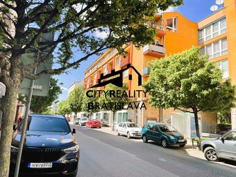 Výnimočný 3-izbový byt s veľkou presklenou terasou v srdci P - 20