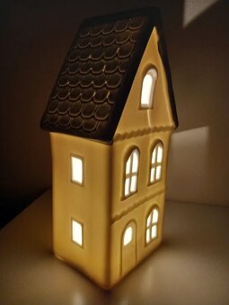 Keramický Led domček vysoký 22x10,5x8 cm - 20