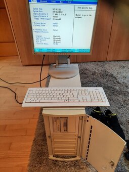 Server a 2x PC s príslušenstvom - 20