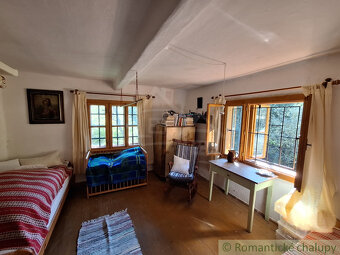 Tradičná zrekonštruovaná drevenica na okraji obce Nesluša. - 20