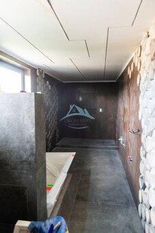 Priestranný dvojpodlažný rodinný dom s veľkou terasou Plášťo - 20