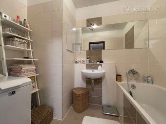 Slnečný 2 izbový byt 64 m2 + 5 m2 balkón, parkovacie státie, - 20