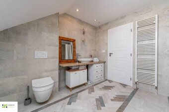 Na predaj-kompletne zrekonštruovaný rodinný dom s dvojgarážo - 20