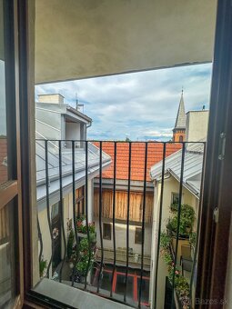 Štýlový podkrovný byt v historickom centre s terasou - 20