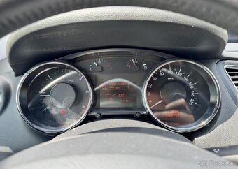 Peugeot 5008 2.0 HDi 7MÍST FULL nafta manuál 110 kw - 20