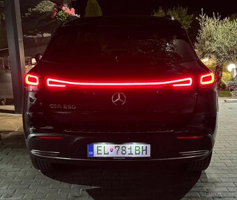 MERCEDES- BENZ EQA  250 s výkonom 140 kW 190 k len 91000km - 20