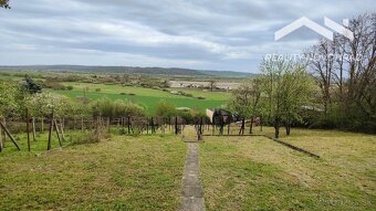 Chatka s krásnym výhľadom a priestrannou záhradou - 20