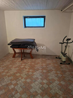 Rodinný dom s veľkou záhradou a garážou v tichej časti Choch - 20