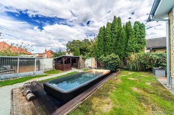 Rodinný dom s podkrovím, 2-garážou, parking, vírivka v srdci - 20