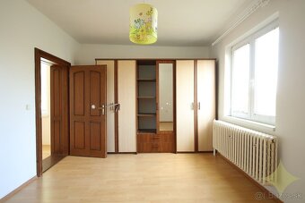 Priestranný rodinný dom s dvomi kúpeľňami  a ovocným sadom v - 20