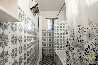 Zaujímavý, čiastočne zrekonštruovaný, rodinný dom v obci Buš - 20