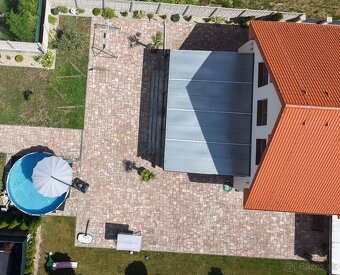 Nadštandardný RD s dvojgarážou, zimnou záhradou a podkrovím. - 20