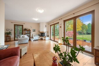 Priestranný 6-izbový rodinný dom s dvojgarážou a krásnou záh - 20