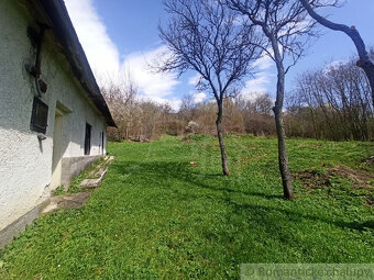 Veľký stavebný pozemok (1 ha) s vidieckym domom v tichej l - 20
