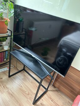Pracovný stôl, malé stoly a TV - 2