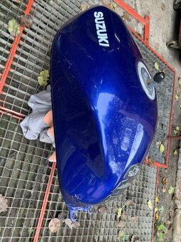 Predám na SUZUKI BANDIT 600S, palivová nádrž - 2