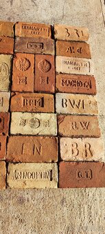 Predam stare tehly s monogramom - 2