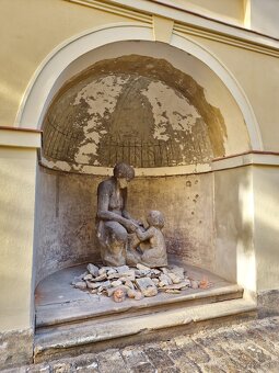 Obrie pieskovcové súsošie „Matka s dieťaťom” z obdobia prvej - 2