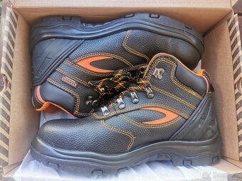Predám pracovnú pánsku obuv č. 43 - 2
