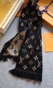 Šál Louis Vuitton - čierno/zlatý. - 2