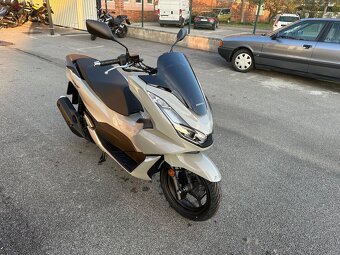 Honda PCX 125, 180 km v záruke - 2