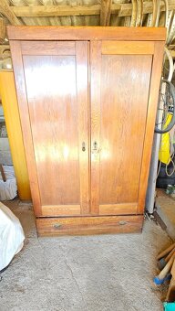 Stará  šatniková  skriňa - 2