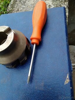 Predam gb zavitovu hlavu a tk frezu. - 2