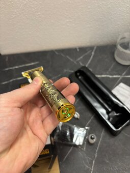 Strojček na vlasy a fúzy - 2