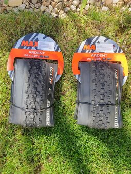 plášte MAXXIS Ardent 26x2.25, duše FORCE Lite 26x2.10-2.40 - 2
