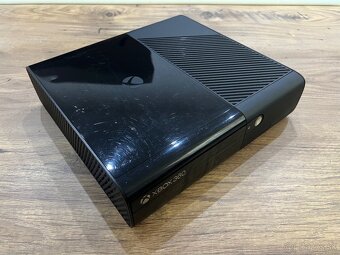 Samostatná herná konzola Xbox 360E 4GB - 2