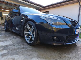BMW E60 550i, manuál - 2