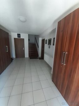 Na predaj apartmánový objekt – 5 bytov, veľký pozemok - 2