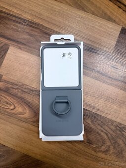 Samsung Galaxy Z Flip6 Silicone Case Gray - 2