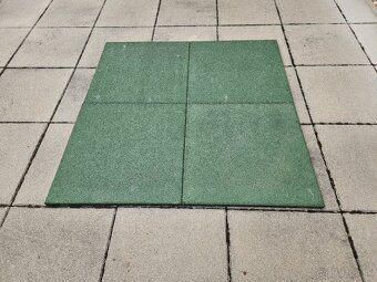 Predám gumovú dlažbu 50x50x2,5cm - 2