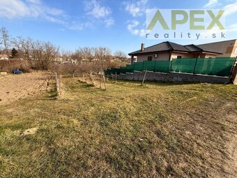 Exkluzívne APEX reality stavebný pozemok 782 m2 Lukáčovce - 2