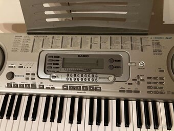 Predám klávesy CASIO-3300, stojan a pedál - 2