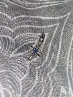 Visací prívesok Pandora – krížik s modrým srdcom - 2