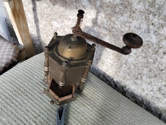 Mlynček na kávu kovový - 2