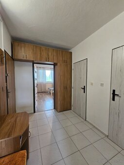 Útulný 2i byt s balkónom, výťahom a pivnicou na prenájom - 2
