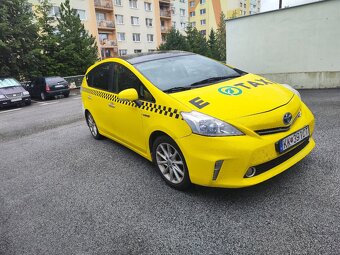 Predám Toyota Prius plus LED svetlá - 2