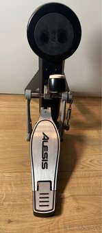 Predám ako nový Alesis bass drum pad s kopákom - 2